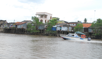 Các ngôi nhà dọc kinh Chợ Gạo có nguy cơ sạt lở xuống sông.