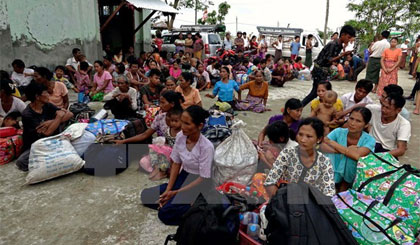 Người dân sơ tán khỏi khu vực xảy ra xung đột bạo lực ở bang Rakhine ngày 30-8. Nguồn: EPA/TTXVN