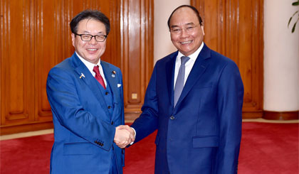 Thủ tướng Nguyễn Xuân Phúc tiếp Bộ trưởng Seko Hiroshige. Ảnh: VGP/Nhật Bắc