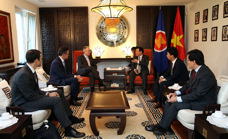 Phó Thủ tướng Vương Đình Huệ làm việc với lãnh đạo Hiệp hội Trung tâm Tài chính Geneve. Ảnh: VGP/Thành Chung