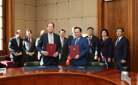 Ban chỉ đạo liên ngành hợp tác quốc tế về kinh tế của Việt Nam ký kết Thỏa thuận  hợp tác hỗ trợ kỹ năng đàm phán thương mại với và Viện Đào tạo và Hợp tác kỹ thuật của WTO. Ảnh: VGP/Thành Chung