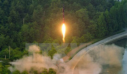Một vụ phóng tên lửa đạn đạo được điều khiển bằng hệ thống dẫn đường chính xác của Triều Tiên ngày 29-5. (Nguồn: YONHAP/TTXVN)