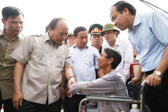 The PM talks to ward invalid Tran Dinh Ngan in Ky Anh (Photo: VGP)