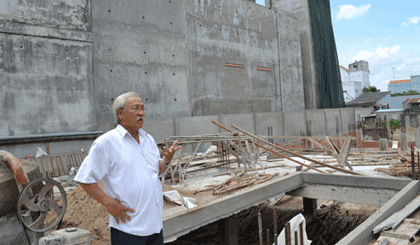 Ông Trần Văn Thiết bên khu vực nuôi chim yến đang xây dựng.