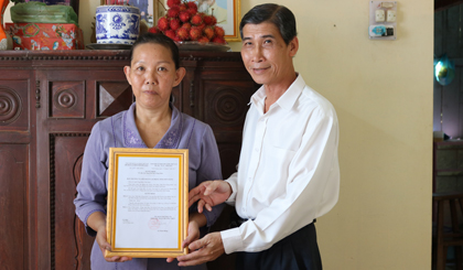 Ông Đào Ngọc Linh, Phó Chủ tịch Liên đoàn Lao động tỉnh trao quyết định bàn giao Mái nhà CEP cho bà Phạm Thị Mãnh