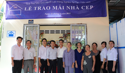 Mái ấm CEP được trao cho bà Huỳnh Thị Mãnh, một thành viên vay vốn của Quỹ Trợ vốn CEP - Chi nhánh Mỹ Tho