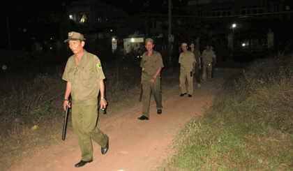 Đội dân phòng xe hon da khách CCB ấp Phước Hoà, xã Phước Thạnh đi tuần tra vào ban đêm