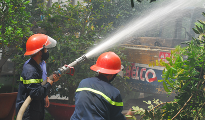 Lực lượng chữa cháy cố gắng dập tắt đám cháy.