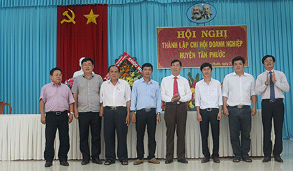 Ông Nguyễn Văn Mẫn ( đứng giữa) Chủ tịch danh dự  Chi hội Doanh nghiệp huyện Tân Phước và BCH ra mắt và chụp ảnh lưu niệm với lãnh đạo sở ngành và Hiệp Hội doanh nghiệp tỉnh tại hội nghị.