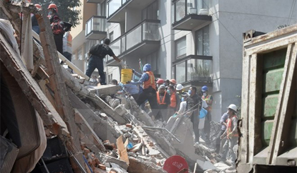 Một ngôi nhà bị sập do động đất. Nguồn: AFP/TTXVN