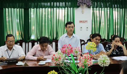 Ông Trịnh Phong Danh, Chi cục Trưởng Chi cục Vệ sinh ATTP báo cáo với đoàn về kết quả thực hiện quản lý Nhà nước về ATTP đối với cơ sở KDDVĂU và TĂĐP trên địa bàn tỉnh Tiền Giang từ năm 2015 đến nay
