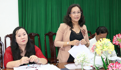 Bà Nguyễn Thị Sáng, Phó Chủ tịch HĐND tỉnh tham gia Đoàn giám sát và phát biểu ý kiến tại buổi làm việc với Sở Y tế.