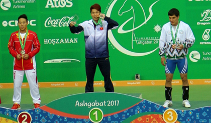 Trinh Van Vinh wins the second gold medal for Vietnamese weightlifting at the AIMAG 2017.