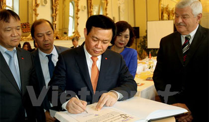 Phó Thủ tướng Vương Đình Huệ lưu bút tại trụ sở chính quyền Trnava. Ảnh: Trần Quang Vinh/Vietnam+