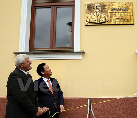  Phó Thủ tướng Vương Đình Huệ khai trương biển đồng lưu niệm sự kiện Chủ tịch Hồ Chí Minh đến thăm thị trấn Horne Saliby (Ảnh: Trần Quang Vinh/Vietnam+)