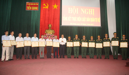 Ông Lê Văn Nghĩa trao bằng khen của UBND tỉnh cho các cá nhân, tập thể  