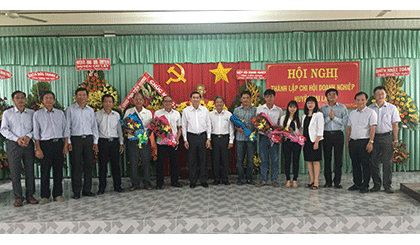 Ông Lê Văn Hưởng chụp ảnh lưu niệm cùng các thành viên nằm trong ban chấp hành mới. 