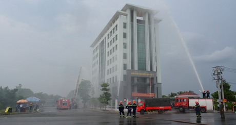 Lực lượng Cảnh sát PCCC và CNCH tỉnh Tiền Giang đang thực hiện các thao tác chữa cháy trong buổi diễn tập.