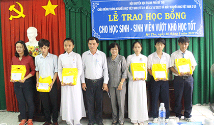Các đại biểu trao học bổng cho sinh viên Đại học Tiền Giang.