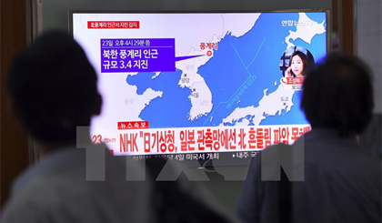 Hình ảnh biểu đồ về tâm chấn động đất ở Triều Tiên được phát trên đài truyền hình ở nhà ga Seoul, Hàn Quốc ngày 23-9. Nguồn: AFP/TTXVN
