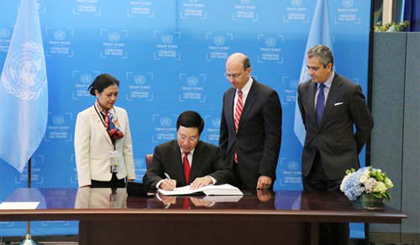  Ngày 22/9 tại trụ sở LHQ, thừa uỷ quyền của Chủ tịch nước Trần Đại Quang, Phó Thủ tướng, Bộ trưởng Ngoại giao Phạm Bình Minh đã ký Hiệp ước Cấm vũ khí hạt nhân. Ảnh: BNG