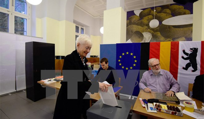 Cử tri Đức bỏ phiếu tại một địa điểm bầu cử ở Berlin ngày 24-9. Ảnh: AFP/TTXVN