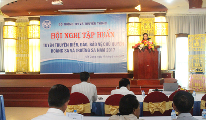   Bà Lê Hương Giang, Phó Cục trưởng Cục thông tin cơ sở, Bộ  TT&TT phát biểu tại Hội nghị