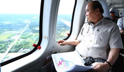 Thủ tướng Nguyễn Xuân Phúc thị sát vùng ĐBSCL bằng trực thăng. Ảnh: Thống Nhất/TTXVN