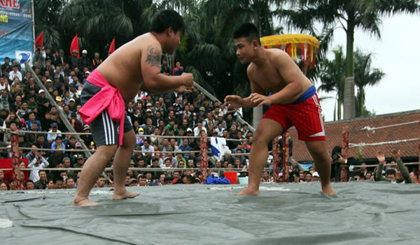 The traditional wrestling festival of Vinh Khe village in Hai Phong city (http://tuoitre.vn)