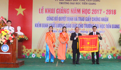 Trường Đại học Tiền Giang vinh dự đón nhận cờ thi đua của Chính phủ