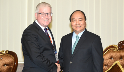 PM Nguyen Xuan Phuc (R) and Australian Ambassador to Vietnam Craig Chittick (Photo: VGP)