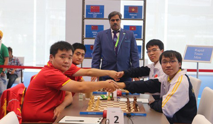 Vietnamese chess players Le Quang Liem and Nguyen Ngoc Truong Son (R) shake hands with their Chinese rivals (Photo: VNA)