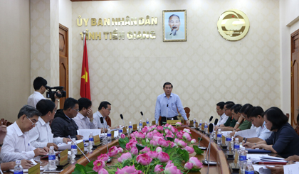 Ông Lê Văn Hưởng, Chủ tịch UBND tỉnh chủ trì cuộc họp thành viên UBND tỉnh tháng 10-2017 diễn ra vào sáng ngày 28-9