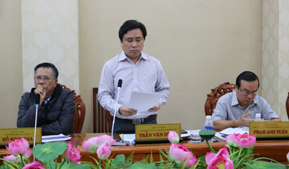 Ông Trần Văn Dũng, Giám đốc Sở Kế hoạch và Đầu tư báo cáo tóm tắt tình hình kinh tế - xã hội 9 tháng năm 2017 và một số nhiệm vụ trọng tâm trong những tháng cuối năm