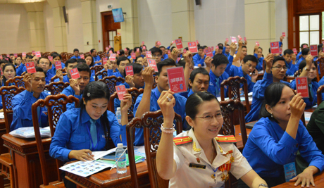 The delegates voting to agree upon the Resolution of the Congress. Photo: T.LAM-C.THANG