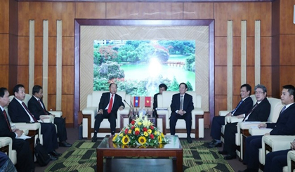 Minister of Home Affairs Le Vinh Tan (R) hosts a reception for his Lao counterpart Khamman Sounvileuth (Source: VNA)