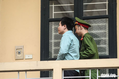  Hà Văn Thắm được dẫn giải đến phiên tòa. Ảnh: Nguyễn Khánh