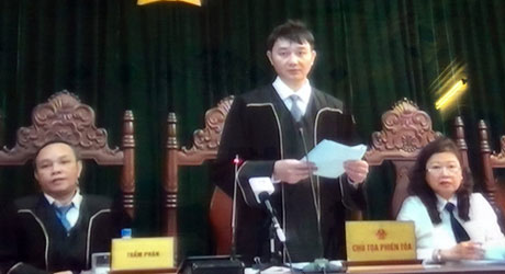 Hội đồng xét xử tuyên đọc bản án. Ảnh: Nguyễn Khánh