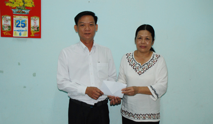 Đại diện Tổ Công tác Từ thiện - Xã hội Báo Ấp Bắc trao tiền  hỗ trợ gia đình anh Minh cho đại diện lãnh đạo xã Mỹ Lương.