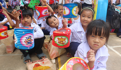 Các học sinh Trường Tiểu học Phú Thạnh  (huyện Tân Phú Đông) nhận quà Trung thu 2016  do Báo Ấp Bắc vận động. 		          Ảnh: PHAN THẮNG