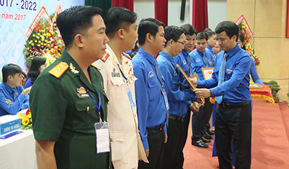 Anh Ngô Văn Cương,, Ủy viên BCH Trung ương Đoàn, trao bằng khen của Trung ương đoàn cho các cá nhân tập thể đã có thành tích xuất sắc trong nhiệm kỳ 2012 - 2017.