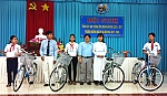 Huyện Tân Phước tặng xe đạp cho học sinh nghèo huyện