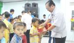 Phó Bí thư Thường trực Tỉnh ủy tặng quà trung thu cho trẻ em