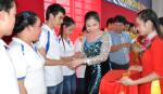 Presenting 21,8 taels of gold to workers