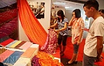 Hàng nghìn khăn tơ tằm Trung Quốc về Việt Nam giá chỉ hơn 1 USD