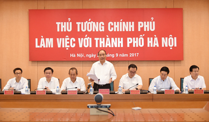 PM Nguyen Xuan Phuc speaks at the working session (photo: VGP)