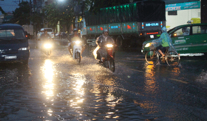 Đoạn đường Trần Hưng Đạo bị nước mưa ngập.