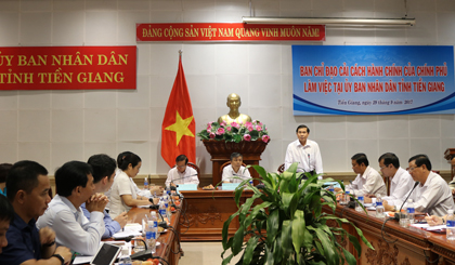  Chairman of the PPC speaks at the working session. Photo: HUU NGHI