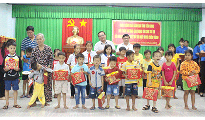 Deputy Secretary of the Tien Giang provincial Standing Committee Vo Van Binh and Deputy Chairman of the PPC Pham Anh Tuan presented gifts for children in special circumstances of Tam Hiep commune, Chau Thanh district. Photo: D.PHI