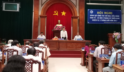 Chủ tịch UBND tỉnh Lê Văn Hưởng phát biểu tại hội nghị